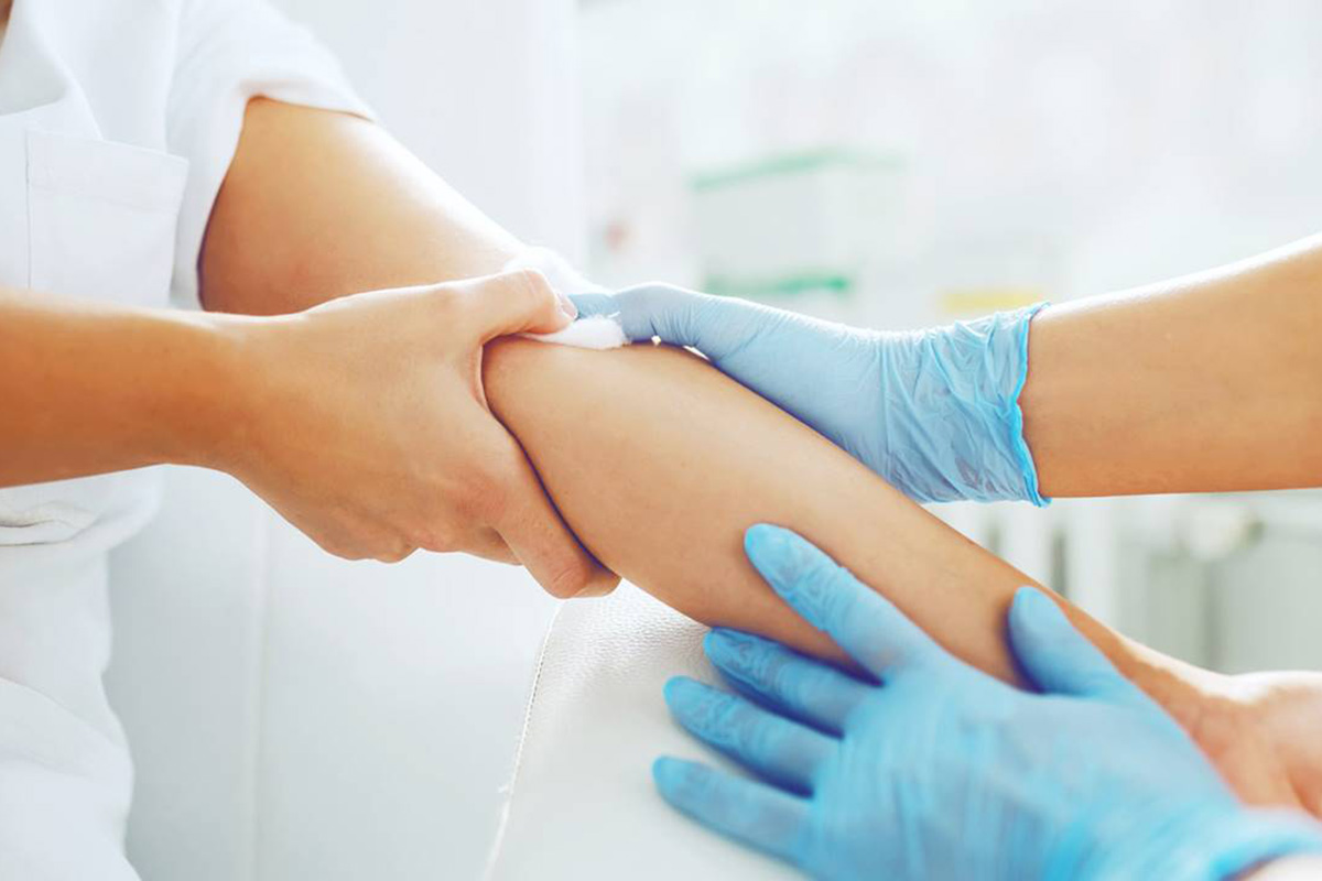 Análilsis para detectar riesgos de coresterol hereditario en Clínica Hispana