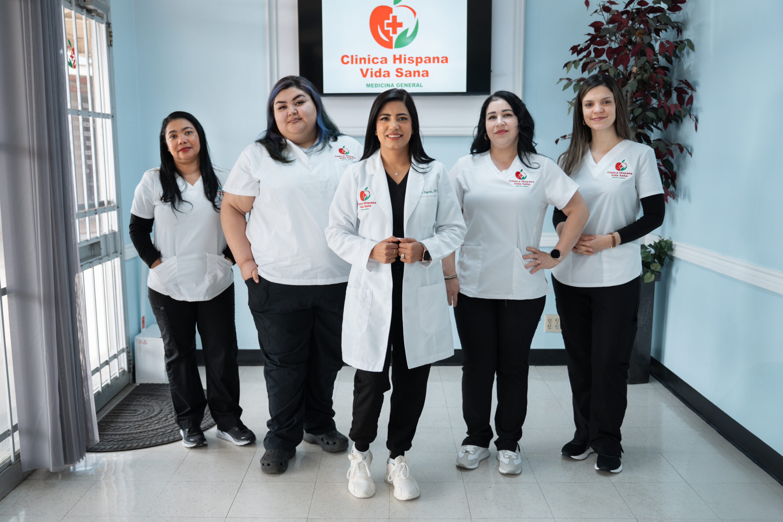 Equipo 5 trabajadoras de clinica hispana